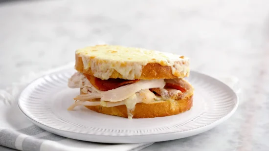 Croque-monsieur à la dinde et à la farce