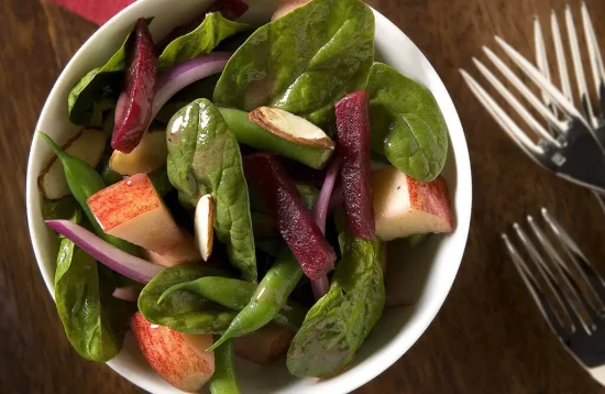 Salade aux betteraves, aux épinards et aux pommes avec vinaigrette à la grenade