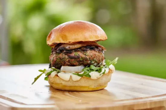 hamburger de dinde farci au fromage garni de champignons