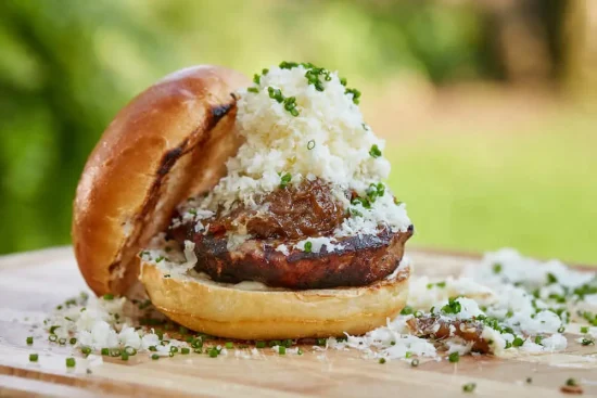 Hamburger de dinde aux oignons caramélisés