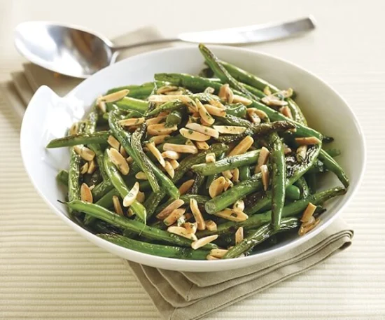 Haricots verts sautés avec amandes croustillantes