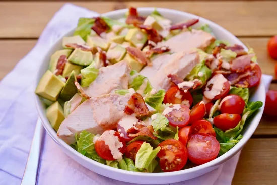 Salade de dinde BLT avec vinaigrette au babeurre et au chipotle