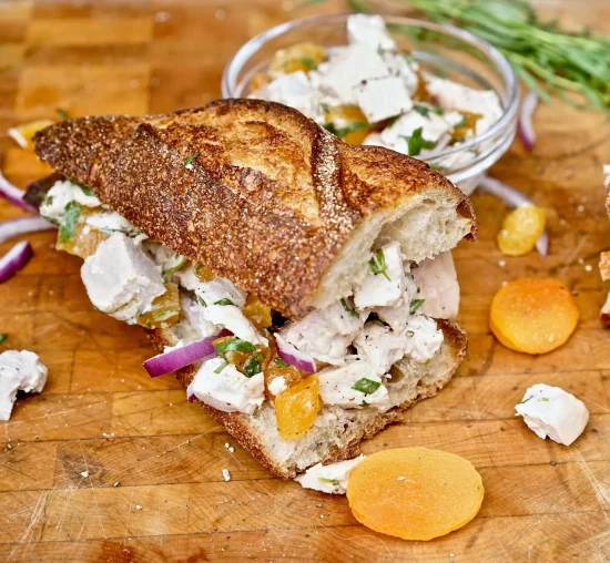 SANDWICHS À LA SALADE DE DINDE ET D’ABRICOTS