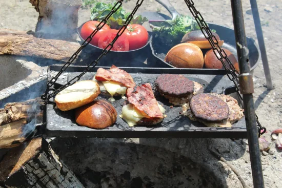 Burgers de dinde grillés sur le feu