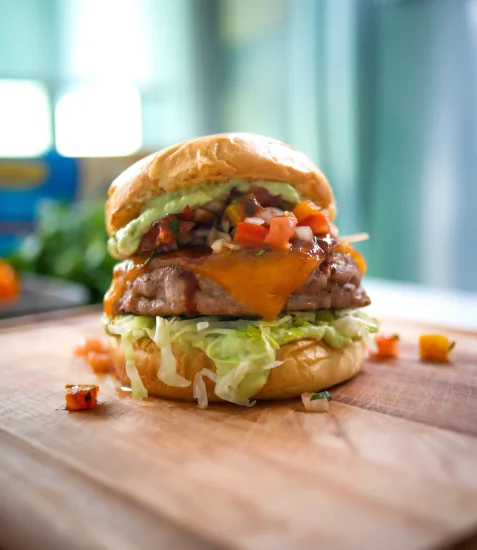 BURGERS DE DINDE AVEC SALSA AU TABASCO CHIPOTLE CARBONISÉE