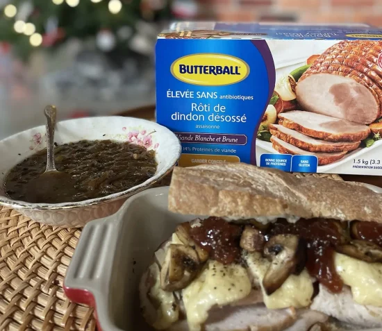 Soupe à l’oignon française avec sandwich fondant à la dinde et aux champignons