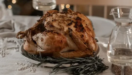 Dinde entière au beurre, sauce au fromage de chèvre & canneberges