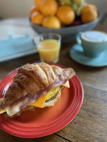 Croissant déjeuner farci au bacon à l’érable et aux œufs