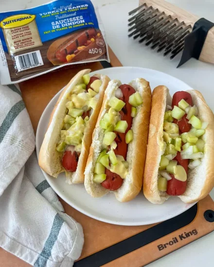 Hot-dogs de dindon aux concombres marinés et à la moutarde aux truffes