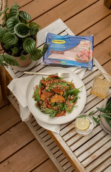 Salade d’épinards, pêches, noix et bacon de dinde Butterball