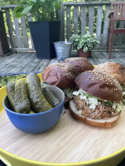 Sandwichs de dindon effiloché avec salade de pommes et de céleri