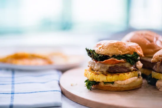 BURGERS DE DINDE TROPICAUX À L’ANANAS GRILLÉ