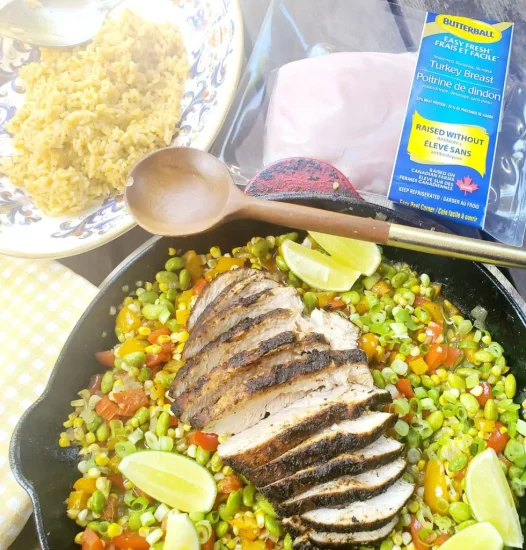 Casserole de poitrine de dinde noircie et de maïs sucré succotash