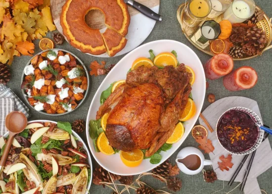 Dinde entière Butterball farcie avec salade d’endives grillées avec pommes et pacanes, patates douces croustillantes avec fromage de chèvre fouetté, sauce aux canneberges, orange et chili et pain de maïs au beurre noisette