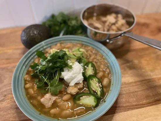 Chili aux haricots blancs et à la dinde avec du fromage jack râpé proposé par le chef Benjamin Leblanc