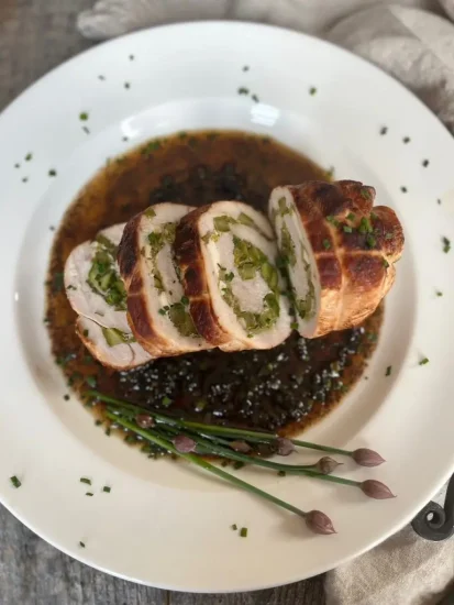 Poitrine de dinde Butterball farcie aux asperges, aux poireaux et au feta avec sauce au beurre et à la ciboulette de Suzie Durigon