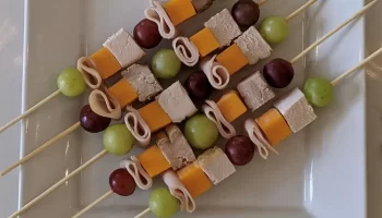 Turkey breast skewers with turkey ham and fruits