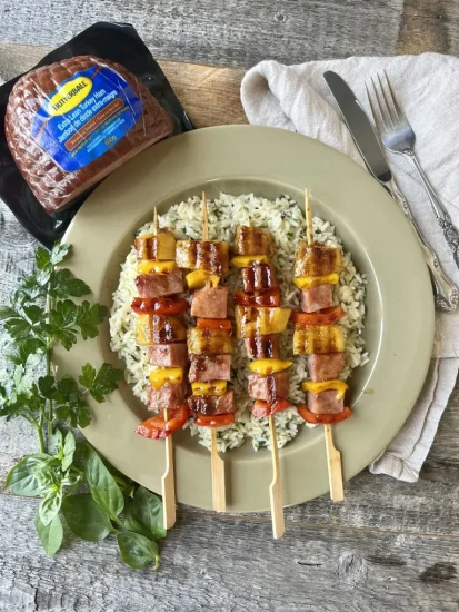 Brochettes de cubes de jambon de dinde Butterball avec ananas, poivrons et riz aux fines herbes