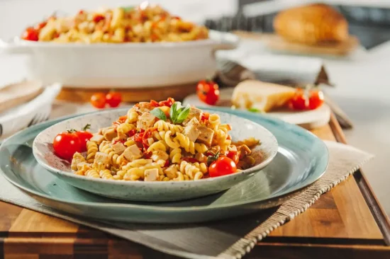 DINDE, TOMATES ET BOURSIN AU FOUR AVEC DES PÂTES