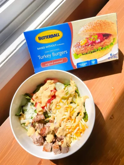 La salade de burger de dinde Butterball avec sauce à burger