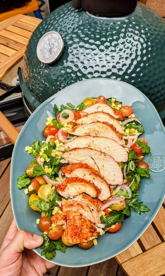 Poitrine de dinde à cuisson lente avec salade de courgettes et de fines herbes