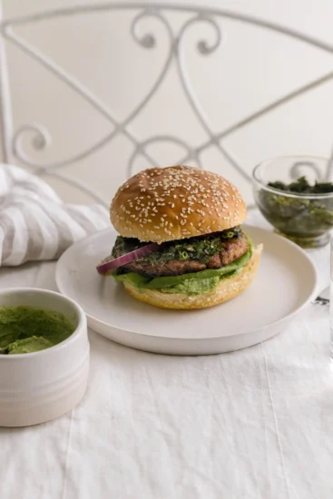 Burgers de dinde aux fines herbes d’été Butterball avec sauce feta et basilic